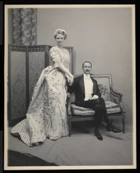 Retrato de um homem não identificado e mulher no James Hazen Hyde Ball, Nova Iorque, 31 de janeiro de 1905 (impressão de gelatina de prata)