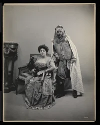 Retrato de um homem não identificado e mulher no James Hazen Hyde Ball, Nova Iorque, 31 de janeiro de 1905 (impressão de gelatina de prata)