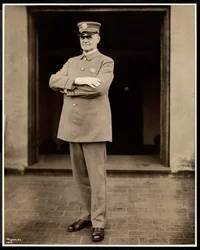 Retrato do policial mais alto do Hotel Commodore, 1922 (impressão em gelatina de prata)