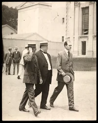 Presidente William Howard Taft com o professor Arthur Twining Hadley da Universidade de Yale e outro homem, 1900-20 (impressão em gelatina de prata)