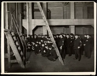 Marinheiros do USS &39;Maryland&39; inspecionando o forno em uma excursão pelo Hotel Commodore, 1922 (impressão em gelatina de prata)
