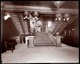 Escada no Park Avenue Hotel, 1901 ou 1902 (impressão em gelatina de prata)