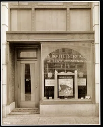 Vitrine da En Route Service, Inc., no Hotel Savoy Plaza, 59th Street e 5th Avenue, Nova York, 1928 (impressão em gelatina de prata)