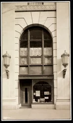 Vitrine da En Route Service, Inc., no Hotel Savoy Plaza, 59th Street e 5th Avenue, Nova York, 1928 (impressão em gelatina de prata)