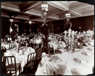 Mesas marcadas para o banquete do Electric Club no Hotel Delmonico, 1902 (impressão em gelatina de prata)