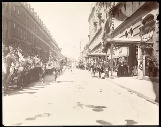 A equipe do governador aguarda a chegada de Li Hung Chang no Waldorf Astoria Hotel, Nova York, 1896 (impressão em gelatina de prata)
