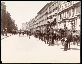 A equipe do governador aguarda a chegada de Li Hung Chang no Waldorf Astoria Hotel, 34th Street, Nova York, 1896 (impressão em gelatina de prata)