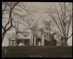 A propriedade de Helen Gould (residência do falecido Jay Gould) em Tarrytown, Nova York, 1893-94 (impressão em gelatina de prata)