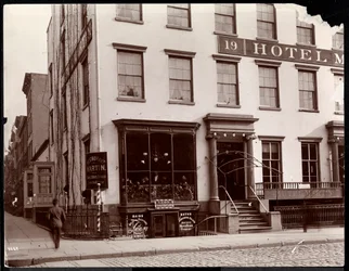 O Hotel Martin em 19 Lafayette Place, Nova York, 1896 (impressão em gelatina de prata)