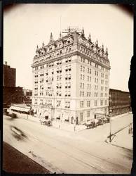 O Hotel Navarre, 7th Avenue e 38th Street, Nova York, 1908 (impressão em gelatina de prata)