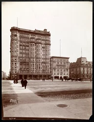 O Hotel Savoy na 59th Street e 5th Avenue, vista da entrada do Central Park, Nova York, 1898 (impressão em gelatina de prata)