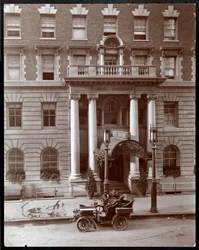 O Hotel Somerset, 150 West 47th Street, Nova York, 1904 (impressão em gelatina de prata)