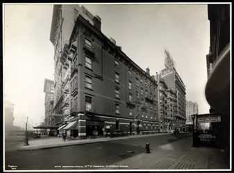 O Hotel Woodward, Broadway e 55th Street, Nova York, 1920 (impressão em gelatina de prata)