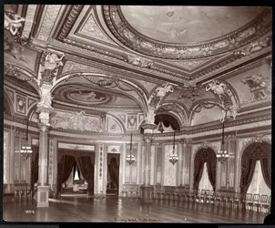 O salão de festas do Hotel Savoy, c.1895-96 (impressão em gelatina de prata)