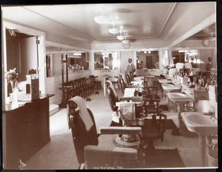 A barbearia no Philadelphia Ritz-Carlton Hotel, 1913 (impressão em gelatina de prata)