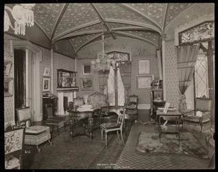 A sala de estar da propriedade Helen Gould (residência do falecido Jay Gould) em Tarrytown, Nova York, 1893-94 (impressão em gelatina de prata)