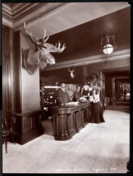 O lobby e o balcão de registo no Park Avenue Hotel, 1901 ou 1902 (impressão em gelatina prateada)