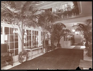 O lobby e o balcão de registo no Ritz-Carlton Hotel, c.1910-11 (impressão em gelatina prateada)