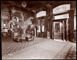 O lobby do Hotel Victoria, 1901 ou 1902 (impressão de gelatina de prata)