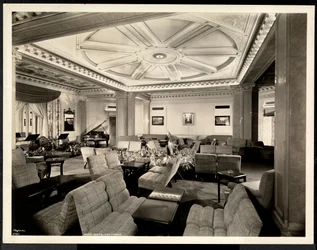 O salão, olhando para o leste no Hotel White, 37th Street e Lexington, Nova York, 8 de março de 1937 (impressão de gelatina de prata)
