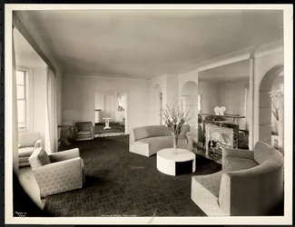 A sala de estar da cobertura do Hotel St. Regis, 1937 (impressão em gelatina de prata)