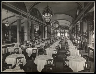O restaurante no jardim do telhado do Hotel Pennsylvania, 1919 (impressão de gelatina de prata)