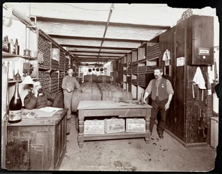A adega do Hotel Manhattan, 1902 (impressão em gelatina de prata)