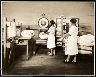 Duas mulheres afro-americanas pesando sacos de roupa na lavanderia Carolyn em 111 East 128th Street, East Harlem, Nova York, 1928 (impressão de gelatina de prata)