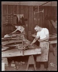 Dois homens trabalhando na fábrica Harrington Piano Co., 1907 (impressão em gelatina de prata)
