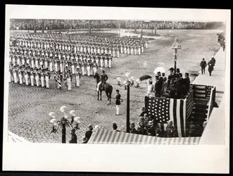 Vista, de, princesa, Eulalia, de, espanha, revisar, a, 7º regimento, marchando, em, a, columbus, celebração, parada, em, a, savoy, hotel, nova iorque, 1899, (silver, gelatin, print)