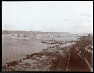 Vista dos navios de guerra dos EUA no rio Hudson durante a visita do príncipe Louis de Battenberg, 1905 (impressão de gelatina de prata)