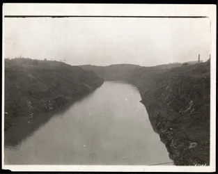 Vista de uma parte recentemente escavada do Canal do Panamá durante a construção, 1912 ou 1913 (impressão de gelatina de prata)