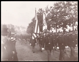 Vista da artilharia antiga de Boston marchando em uma parada em Londres, Inglaterra, 1897 (impressão de gelatina de prata)