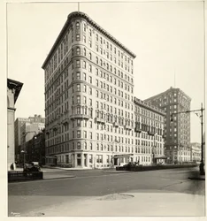 Vista do Hotel Embassy na Broadway e na 70th Street, Nova York, 1921 (impressão em gelatina de prata)