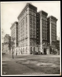 Vista do Hotel Majestic na 72nd Street do outro lado do Central Park West, Nova York, 1920 (impressão em gelatina de prata)