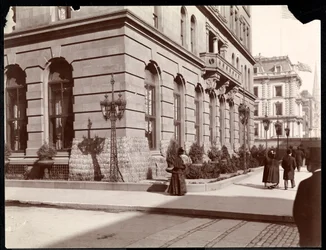 Vista do Waldorf Astoria Hotel e da residência JJ Astor ao longo da 5ª Avenida, na Rua 33 e 34, Nova York, 1895 (impressão em gelatina de prata)