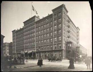 Windsor Hotel na 5ª Avenida das ruas 46 a 47, Nova York, 1898 (impressão em gelatina de prata)