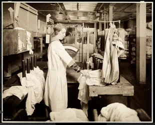 Mulheres etiquetando sacos de roupa na lavanderia Carolyn em 111 ast 128th Street, East Harlem, Nova York, 1928 (impressão de gelatina de prata)