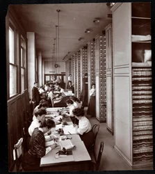 Mulheres trabalhando em uma sala de arquivo, sob supervisão masculina, no Metropolitan Life Insurance Co. na 23rd Street e Madison Avenue, Nova York, 1907 (impressão em gelatina de prata)