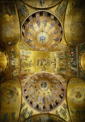 Arquitectura bizantina: vista das cúpulas com mosaicos sobre fundo dourado (estilos românico e bizantino), ilustrando o Pentecostes (1250-1300) e a Ascensão (início do século XIII). Basílica de São Marcos, Veneza