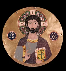 Arte bizantina: "christ pantocrator" (Cristo em glória) A auréola de Jesus Cristo é marcada com uma cruz e pode ser lido o cristograma ICXC - Esmalte do século X Madrid, Museo Lazaro Galdiano - Arte bizantina: Cristo Pantocrator (Cristo em Glória