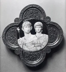 Cameo representando o imperador Honório (395-423) e sua esposa, Maria (marfim e metal) (ver também 189590)