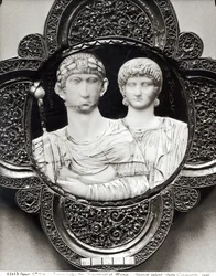 Cameo representando o imperador Honório (395-423) e sua esposa, Maria (marfim e metal) (ver também 189591)