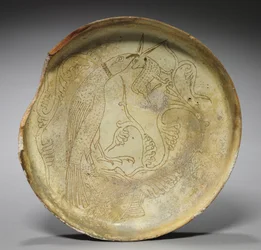 Placa profunda com gavião, coelho e folhagem, 1100s