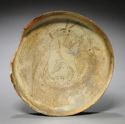 Placa profunda com gavião, coelho e folhagem, 1100s