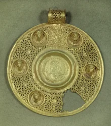 Medalhão circular de ouro: solidus de Constantino I o Grande (270-337 d.C.) ataca em Sirmium no ano 321 d.C., numa moldura interrasil de opus, adornada com 5 bustos em relevo. Século IV d.C. Sol 0,092 m Paris, Musee du Louvre