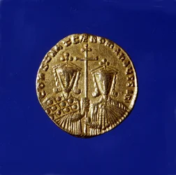 Moeda de ouro na efígie do Imperador Constantino VII Porphyrogenet (913 - 959) e seu filho Romano II (959 - 963).