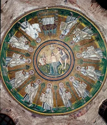 O baptismo de Cristo no Jordão (personificado pela personagem à esquerda) e os doze apóstolos. Mosaico da cúpula do Baptisterio dos Arianos (Battistero degli Ariani). Século V ou VI. Ravena, Itália