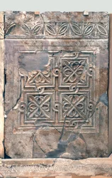 Ambo da igreja bizantina de São Teodoro, Beit Sila, Jerusalém, século 6 dC (pedra betuminosa)