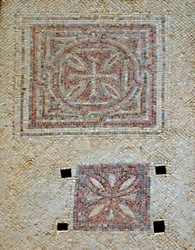 Detalhe, de, cruzes, de, a, chão mosaico, de, a, bizantino, igreja, em, Shoham, israel, c.5th, século, ad, (mosaic)